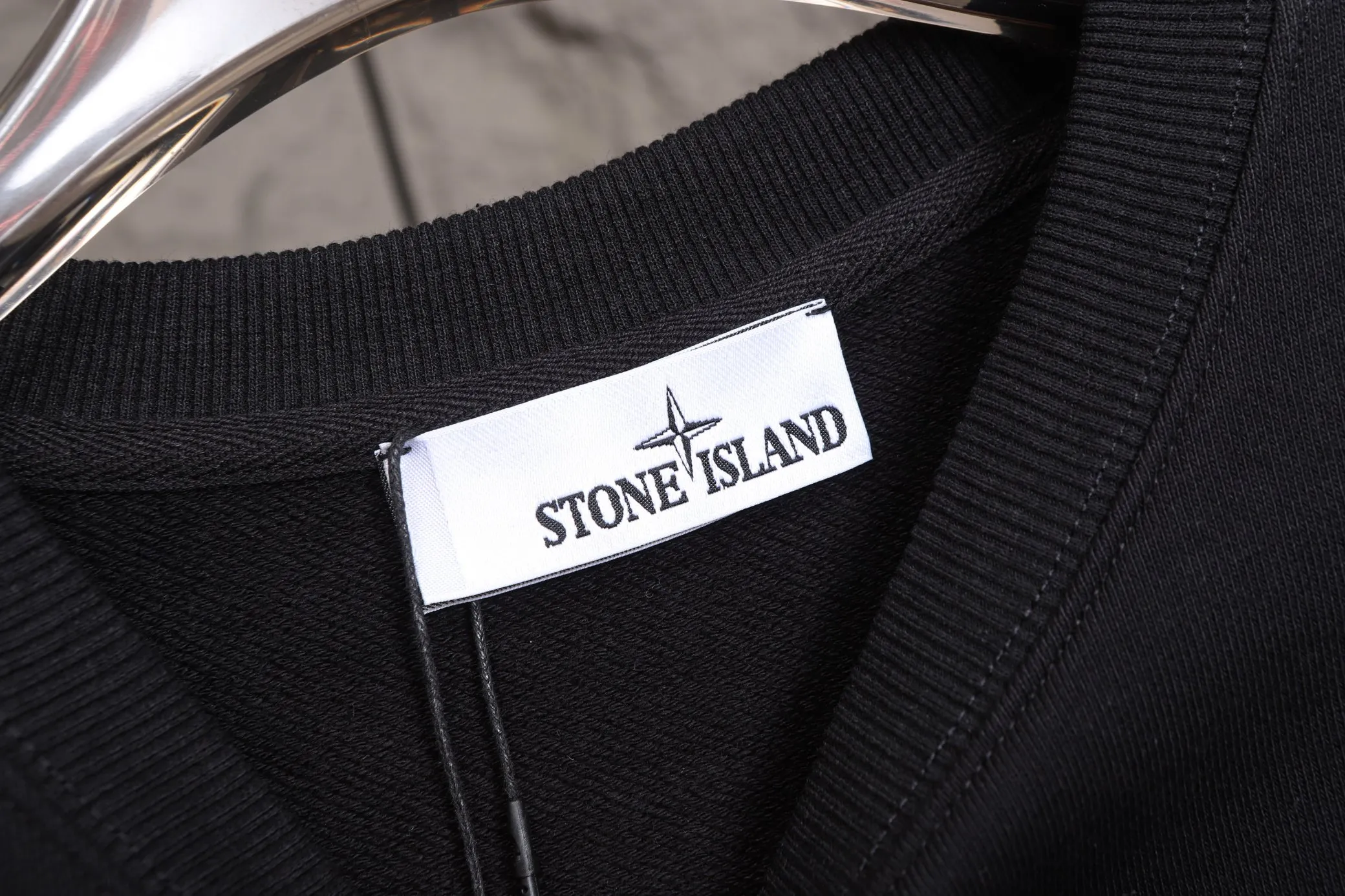 P240 High-quality classic Stone Island round-neck sweatshirt, model number B04 * Made of 450 custom-woven and custom-dyed high-gram weight tripe pure cotton sweatshirt fabric. The fabric feels thick and has a certain sense of self-weight. The bottom has a dense and rough terry texture, which is close to the skin and has excellent warmth retention. You will not feel any discomfort at all! *The color of the stone island pattern on the front chest is clear, and a special stone island is added on the back panel. The pattern lines are smooth and smooth and will not fall off or deform when washed. *This design is based on classics and simply and clearly shows the brand's high luxury. Same style for men and women 𝐂𝐎𝐋𝐎𝐔𝐑: black, white 𝐒𝐈𝐙𝐄: S- xl